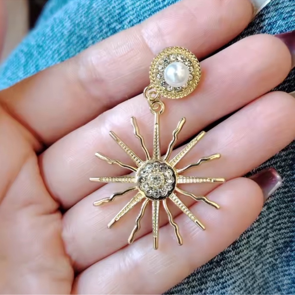 NEW! Elegant Gold Sunburst Sun Ear Clip. ☀️   A9-304 - Picture 3 of 3